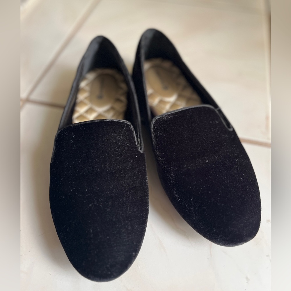 Birdies- the starling, size 8. Black velvet. Great condition!